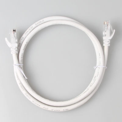 Άσπρο σακάκι PVC LSZH σκοινιού 24AWG 7/0.2 μπαλωμάτων UTP Cat6 με το συνδετήρα RJ45