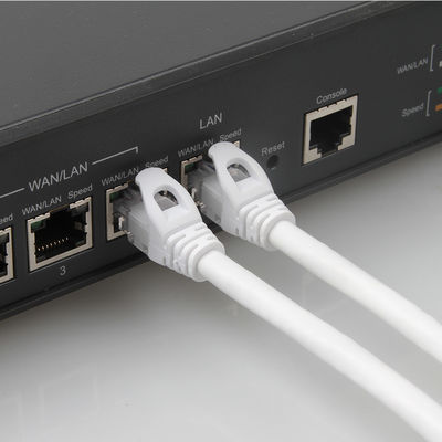 Άσπρο σακάκι PVC LSZH σκοινιού 24AWG 7/0.2 μπαλωμάτων UTP Cat6 με το συνδετήρα RJ45